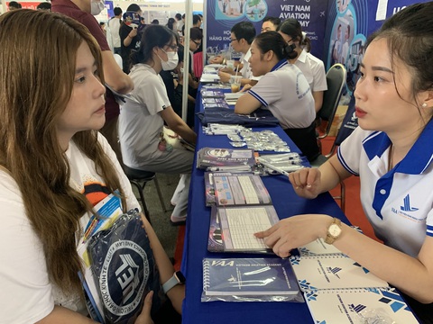 Trường ĐH Y khoa Phạm Ngọc Thạch điểm chuẩn ngành y khoa cao nhất - Ảnh 1. Thí sinh tìm hiểu thông tin tuyển sinh đại học năm 2023 - Ảnh: TRẦN HUỲNH