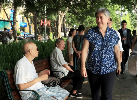 Ngoại trưởng Úc dậy sớm dạo bờ hồ, uống cà phê trứng - Ảnh 1. Ngoại trưởng Úc Penny Wong thăm chính thức Việt Nam, dậy sớm dạo bờ hồ - Ảnh: TTXVN