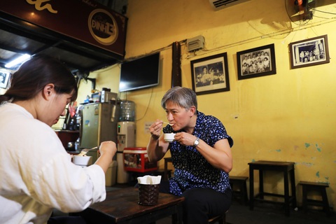 Ngoại trưởng Úc dậy sớm dạo bờ hồ, uống cà phê trứng - Ảnh 3. Ngoại trưởng Úc ăn vận giản dị, thưởng thức món cà phê trứng trứ danh - Ảnh: TTXVN