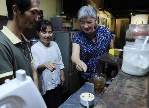 Ngoại trưởng Úc dậy sớm dạo bờ hồ, uống cà phê trứng - Ảnh 4. Bà Penny Wong cũng được hướng dẫn cách làm cà phê trứng. Trong đó cần những nguyên liệu gồm trứng gà tươi, cà phê, đường, sữa và một số bí quyết gia truyền khác. Lòng đỏ trứng gà sẽ được đánh bông bằng tay cùng với sữa, đường, sau đó sẽ đổ cà phê đun sôi - Ảnh: TTXVN