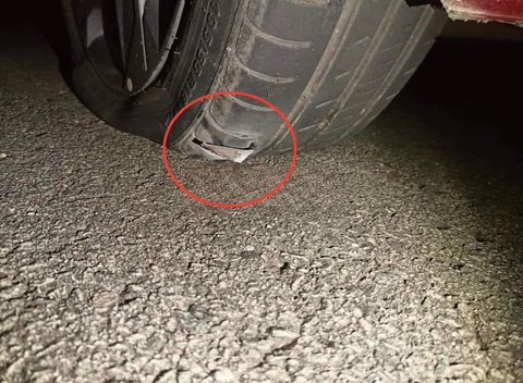 Một ô tô bị cán phải đinh trên đường Mỹ Phước - Tân Vạn gây nguy hiểm - Ảnh: T.X. Một ô tô cán phải đinh trên đường Mỹ Phước - Tân Vạn gây nguy hiểm - Ảnh: T.X.