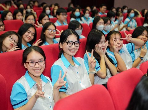 Cựu học sinh Trường phổ thông Năng khiếu về trường truyền “bí kíp” cho đàn em - Ảnh 1. Những nữ sinh lớp 10 Trường phổ thông Năng khiếu tràn đầy năng lượng - Ảnh: LÂM TRẦN