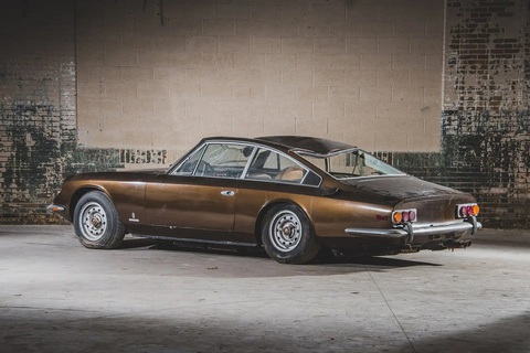 3 xe Ferrari cũ rích, nát tươm bán được với giá hàng tỉ đồng - Ảnh 2. Chiếc Ferrari 330 GT 2+2 Series II thu về gần 4,34 tỉ đồng dù từ lâu không còn được chăm sóc sau tai nạn - Ảnh: RM Sotheby's