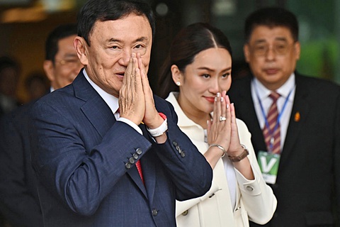 Ngày "nóng rực" của chính trường Thái Lan - Ảnh 2. Ông Thaksin đáp chào người dân ở sân bay trước khi đi thẳng vào nhà tù - Ảnh: AFP