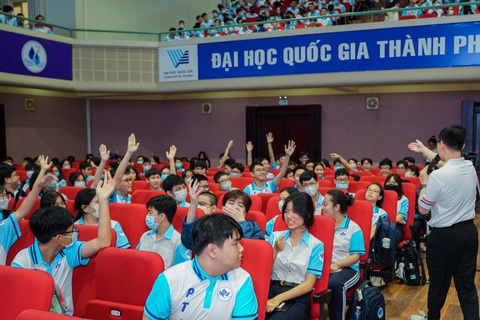 Cựu học sinh Trường phổ thông Năng khiếu về trường truyền “bí kíp” cho đàn em - Ảnh 2. Các bạn học sinh Trường phổ thông Năng khiếu tham gia các hoạt động tại buổi giao lưu - Ảnh: LÂM TRẦN