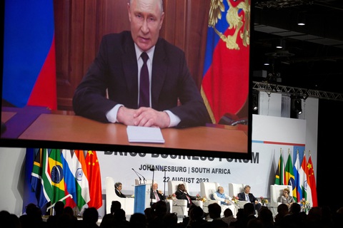 Tổng thống Nga Vladimir Putin phát biểu trực tuyến tại hội nghị của BRICS tại Johannesburg, Nam Phi, ngày 22-8 - Ảnh: REUTERS Tổng thống Nga Vladimir Putin phát biểu trực tuyến tại hội nghị của BRICS tại Johannesburg, Nam Phi, ngày 22-8 - Ảnh: REUTERS