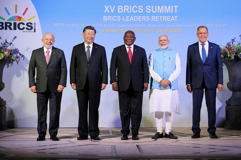 Các lãnh đạo nhóm BRICS gặp tại Johannesburg, Nam Phi, ngày 22-8 - Ảnh: REUTERS Các lãnh đạo nhóm BRICS gặp tại Johannesburg, Nam Phi, ngày 22-8 - Ảnh: REUTERS