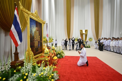 Ông Srettha Thavisin làm lễ trước bức chân dung của Vua Thái Lan Maha Vajiralongkorn tại trụ sở đảng Pheu Thai ở Bangkok, ngày 23-8 - Ảnh: AFP Ông Srettha Thavisin làm lễ trước bức chân dung của Vua Thái Lan Maha Vajiralongkorn tại trụ sở Đảng Pheu Thai ở Bangkok, ngày 23-8 - Ảnh: AFP