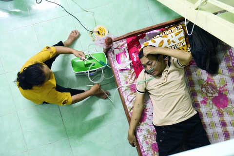 Bệnh viện Lê Văn Thịnh sẽ hỗ trợ Cần Giờ chạy thận nhân tạo - Ảnh 1. Có được đơn vị chạy thận sẽ là mong ước của anh Tài và nhiều bệnh nhân chạy thận ở Cần Giờ. Họ sẽ không phải vào đất liền thuê trọ để lên thành phố chạy thận - Ảnh: DUYÊN PHAN