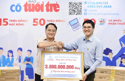 Giữa bão khó khăn, Vinacam ủng hộ 3,8 tỉ đồng cho chương trình Tiếp sức đến trường - Ảnh 1. Ông Vũ Hải Sơn - phó tổng giám đốc Tập đoàn Vinacam, đại diện Quỹ khuyến học Vinacam - trao 3,8 tỉ đồng cho chương trình Tiếp sức đến trường 2023 - Ảnh: DUYÊN PHAN