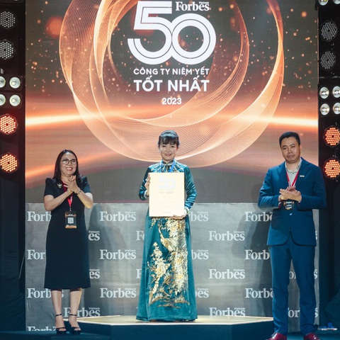 Bà Huỳnh Bích Ngọc - Chủ tịch HĐQT TTC AgriS nhận giải Top 50 Công ty niêm yết tốt nhất do Forbes Việt Nam bình chọn. Ảnh: Đ.H Bà Huỳnh Bích Ngọc - Chủ tịch HĐQT TTC AgriS nhận giải Top 50 Công ty niêm yết tốt nhất do Forbes Việt Nam bình chọn. Ảnh: Đ.H
