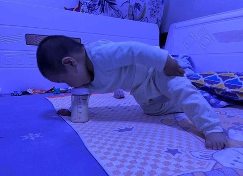 Ảnh vui 23-8: 'Trình' uống sữa tăng vọt sau 180 ngày - Ảnh 1. Có ai uống sữa kiểu này... thành công chưa ạ?