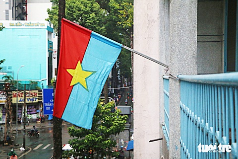 Giữ di tích không phải là quét bụi - Ảnh 2. Lá cờ của Quân Giải phóng miền Nam Việt Nam được treo ở tầng 2 bảo tàng - Ảnh: T.THÁI