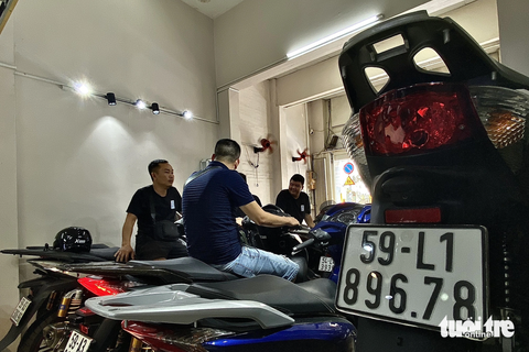 Thị trường xe biển số đẹp ở TP.HCM đại hạ giá - Ảnh 2. Sau khi biển số định danh có hiệu lực, giới kinh doanh xe biển số đẹp ở TP.HCM điêu đứng vì rớt giá - Ảnh: TIẾN QUỐC