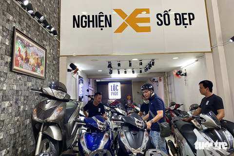 Thị trường xe biển số đẹp ở TP.HCM đại hạ giá - Ảnh 3. Tình trạng nhiều xe, nhiều người bán nhưng vắng bóng khách mua đã diễn ra cả tuần nay ở các cửa hàng kinh doanh xe biển số đẹp - Ảnh: TIẾN QUỐC