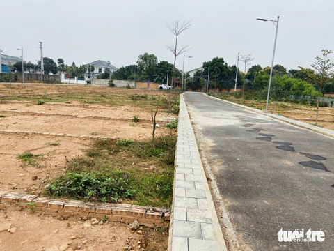 Có cần thiết lập sàn giao dịch quyền sử dụng đất? - Ảnh 2. Giao dịch đất nền trầm lắng tại thị xã Sơn Tây, Hà Nội - Ảnh: QUANG THẾ