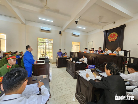 Cha con ông Thiện Soi tiếp tục hầu tòa vì cho vay nặng lãi và rửa tiền - Ảnh 3. Quang cảnh phiên tòa xử cha con ông Thiện Soi sáng 23-8 - Ảnh: ĐÔNG HÀ