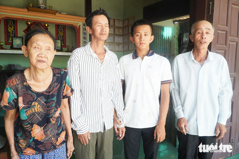 'Đốm sáng' trong căn nhà tối của Bảy Bôn - Ảnh 1. Phước bên ông bà nội và người cha bị mù của mình - Ảnh: LÊ TRUNG