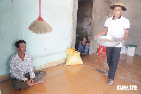 'Đốm sáng' trong căn nhà tối của Bảy Bôn - Ảnh 3. Bà nội và ba của Phước bị mù - Ảnh: LÊ TRUNG