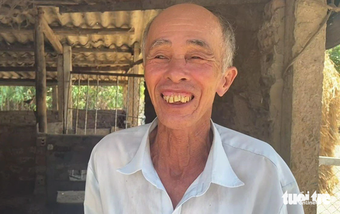 'Đốm sáng' trong căn nhà tối của Bảy Bôn - Ảnh 6. Ông Bảy Bôn cười vui khi cháu trúng tuyển đại học - Ảnh: LÊ TRUNG