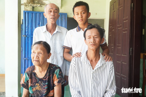 'Đốm sáng' trong căn nhà tối của Bảy Bôn - Ảnh 6. Bà nội, cha và các cô chú đều bị mù, ông nội là chỗ dựa duy nhất bao lâu nay của Phước - Ảnh: LÊ TRUNG