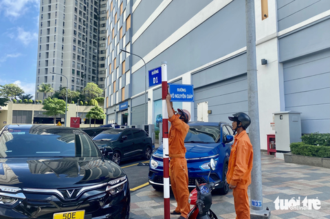 TP.HCM chính thức có con đường mang tên Đại tướng Võ Nguyên Giáp - Ảnh 3. Các đơn vị triển khai gắn bảng tên đường Võ Nguyên Giáp - Ảnh: THU DUNG
