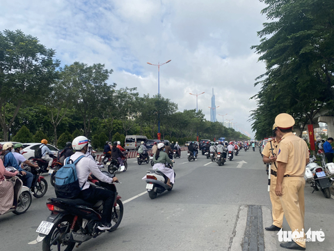 TP.HCM chính thức có con đường mang tên Đại tướng Võ Nguyên Giáp - Ảnh 4. Lực lượng cảnh sát giao thông phân luồng phục vụ buổi lễ đổi tên đường - Ảnh: THU DUNG