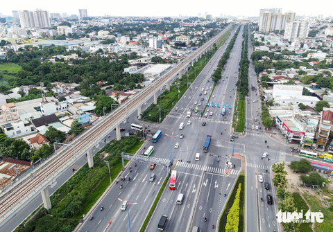 TP.HCM chính thức có con đường mang tên Đại tướng Võ Nguyên Giáp - Ảnh 5. Đoạn xa lộ Hà Nội chính thức đổi tên đường (hướng ngã tư Bình Thái đi cầu Sài Gòn) - Ảnh: CHÂU TUẤN
