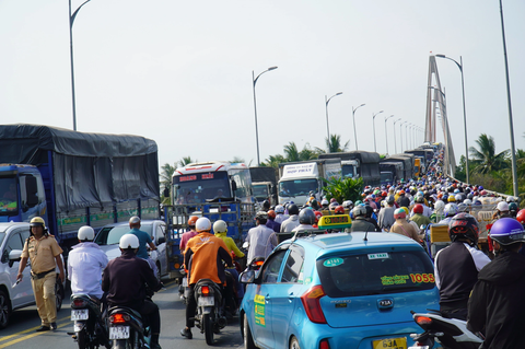Cầu Rạch Miễu kẹt xe liên tục, đề xuất cấm xe tải nặng qua cầu vào ngày cuối tuần - Ảnh 2. Một trong những nguyên nhân khiến cầu Rạch Miễu thường xuyên xảy ra kẹt xe là do xe tải nặng qua cầu với tốc độ chậm - Ảnh: MẬU TRƯỜNG