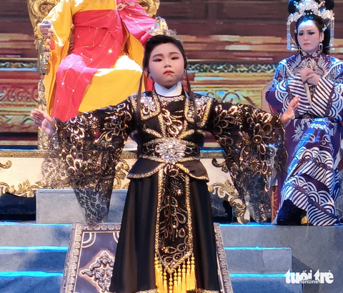 Bé Bella trong vở cải lương Xử án Phi Giao - Ảnh: LINH ĐOAN Bé Bella trong vở cải lương Xử án Phi Giao - Ảnh: LINH ĐOAN