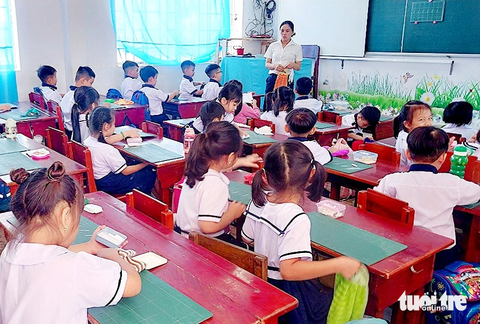 Kiên Giang, Đồng Tháp: Điều động giáo viên trường thừa sang trường thiếu dạy năm học mới - Ảnh 2. Học sinh lớp 1 tại Đồng Tháp tập trung từ ngày 21-8, làm quen với không gian trường lớp - Ảnh: ĐẶNG TUYẾT
