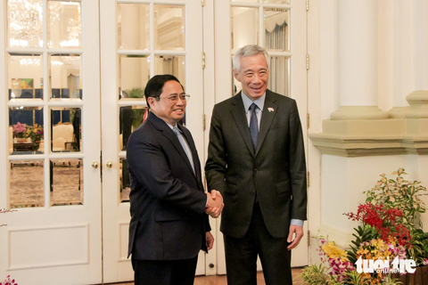 Thủ tướng Phạm Minh Chính và Thủ tướng Singapore Lý Hiển Long bắt tay nhau trong chuyến thăm tháng 2-2023 tới Singapore - Ảnh: DUY LINH Thủ tướng Phạm Minh Chính và Thủ tướng Singapore Lý Hiển Long bắt tay trong chuyến thăm tới Singapore vào tháng 2-2023 - Ảnh: DUY LINH
