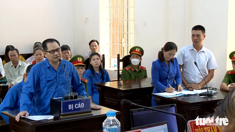 Bị cáo Thiện Soi đã tính lãi nặng như thế nào? - Ảnh 2. Bị cáo Thiện Soi (trái) đứng đối chất với vợ chồng ông Lưu Ngọc Tư tại tòa - Ảnh: ĐÔNG HÀ