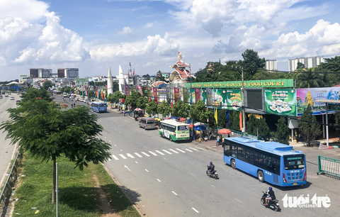 Điều chỉnh lộ trình, thời gian chạy của loạt tuyến buýt ở TP.HCM - Ảnh 1. Nhiều tuyến buýt kết nối với Đại học Quốc gia TP.HCM vừa được thay đổi chỗ đậu xe và thời gian chạy - Ảnh: CHÂU TUẤN