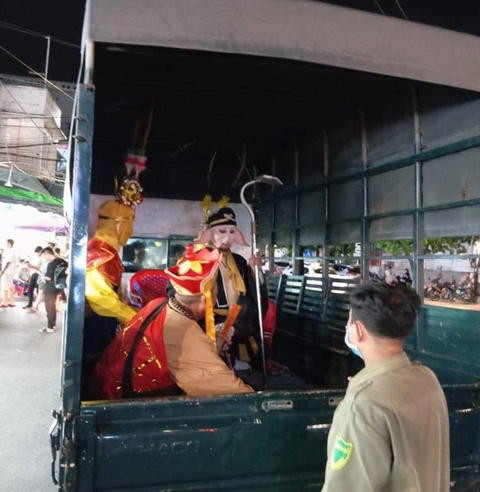 'Thầy trò Tôn Ngộ Không' trước chợ đêm Phú Quốc được đội trật tự mời làm việc - Ảnh 1. "Thầy trò Tôn Ngộ Không" trước chợ đêm Phú Quốc lên xe đội trật tự - Ảnh: Đ.Q.T.