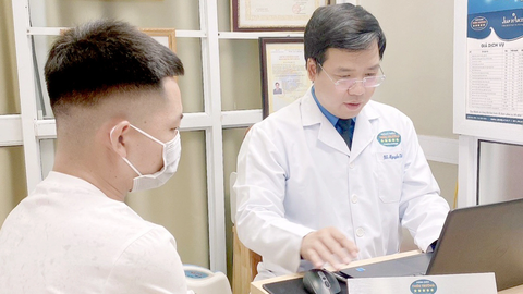 Hôn môi cũng có thể mắc bệnh tình dục? - Ảnh 1. Bác sĩ Nguyễn Tiến Thành thăm khám, tư vấn cho một bệnh nhân - Ảnh: BSCC
