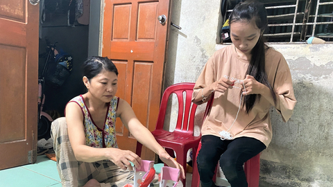 Tân sinh viên tuổi 25 - Ảnh 1. Mẹ, Tú Anh và đôi chân giả đã đồng hành với con gái trên mọi nẻo đường - Ảnh: DOÃN HÒA