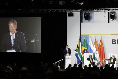 Ông Tập Cận Bình bỏ một sự kiện của BRICS làm dấy lên câu hỏi - Ảnh 1. Bộ trưởng Thương mại Trung Quốc Vương Văn Đào thay ông Tập Cận Bình đọc bài phát biểu tại Diễn đàn doanh nghiệp BRICS ngày 22-8 - Ảnh: AFP