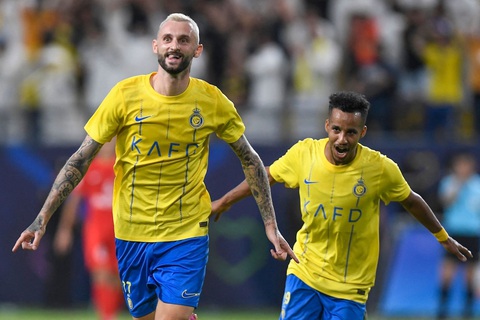 Ngược dòng kịch tính, Ronaldo và Al-Nassr có vé dự AFC Champions League - Ảnh 3. Brozovic (trái) ăn mừng bàn thắng cho Al-Nassr - Ảnh: AFP