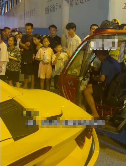 Tài xế Ferrari chỉ yêu cầu ông cụ làm xước xe một khoản đền bù tượng trưng, cộng đồng mạng khen ngợi - Ảnh 2. Ban đầu người lái xe ba bánh định chạy trốn khỏi hiện trường, nhưng tài xế Ferrari đã ngăn lại được - Ảnh: Weibo