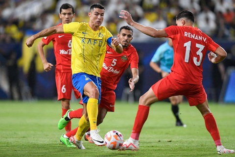 Ngược dòng kịch tính, Ronaldo và Al-Nassr có vé dự AFC Champions League - Ảnh 1. Ronaldo (trái) thi đấu nỗ lực khi chạm trán Shabab Al-Ahli - Ảnh: AFP
