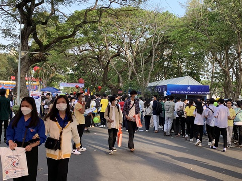 Điểm chuẩn Trường đại học Cần Thơ cao nhất 26,86 - Ảnh 1. Thí sinh tham dự Ngày hội tư vấn tuyển sinh - hướng nghiệp 2023 tại Trường đại học Cần Thơ - Ảnh: TRẦN HUỲNH