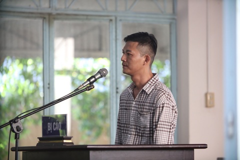 Phạt tù thanh niên đưa người xuất cảnh trái phép nhận 5 triệu đồng nhưng 'không biết là có tội' - Ảnh 1. Hiệp trình bày tại tòa không ý thức được việc đưa người xuất cảnh trái phép là phạm tội - Ảnh: AN LONG