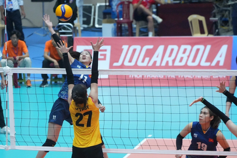 Tuyển bóng chuyền nữ Việt Nam 1 thắng Việt Nam 2 ở VTV Cup 2023 - Ảnh 1. Tuyển Việt Nam 1 (áo xanh) thắng tuyển Việt Nam 2 - Ảnh: THU THẢO