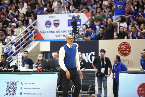 Hành trình đáng khâm phục của Hanoi Buffaloes tại VBA 2023 - Ảnh 1. HLV Erik Rashad buồn bã với thất bại trận khai mạc VBA 2023 - Ảnh: VBA