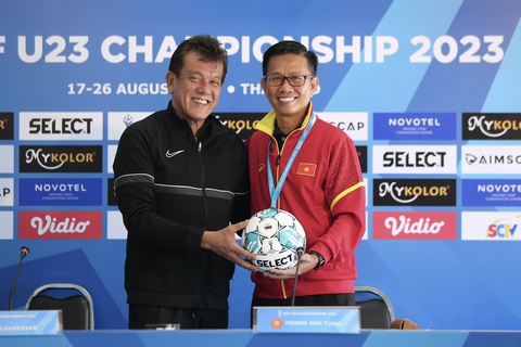 HLV Elavarasan của U23 Malaysia đánh giá cao ông Hoàng Anh Tuấn - Ảnh: H.TÙNG HLV Elavarasan của U23 Malaysia (trái) đánh giá cao ông Hoàng Anh Tuấn - Ảnh: H.TÙNG