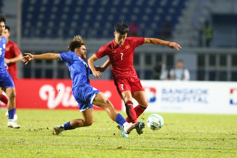 Cầu thủ U23 Việt Nam có thể bị kỷ luật nội bộ - Ảnh 4. Pha va chạm giữa Justin Frias và Văn Trường - Ảnh: H.TÙNG