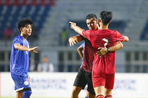 Cầu thủ U23 Việt Nam có thể bị kỷ luật nội bộ - Ảnh 7. Ngay cả HLV thủ môn Trần Đức Cường lao vào sân khuyên nhủ nhưng Văn Trường vẫn không hạ hỏa - Ảnh: H.TÙNG