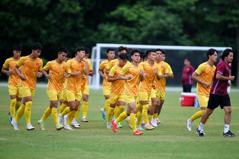 Tiền vệ đội phó U23 Việt Nam Khuất Văn Khang (giày đỏ) chia sẻ toàn đội đang có tinh thần rất tốt trước trận bán kết - Ảnh: H.TÙNG Tiền vệ đội phó U23 Việt Nam Khuất Văn Khang (giày đỏ) chia sẻ toàn đội đang có tinh thần rất tốt trước trận bán kết - Ảnh: H.TÙNG