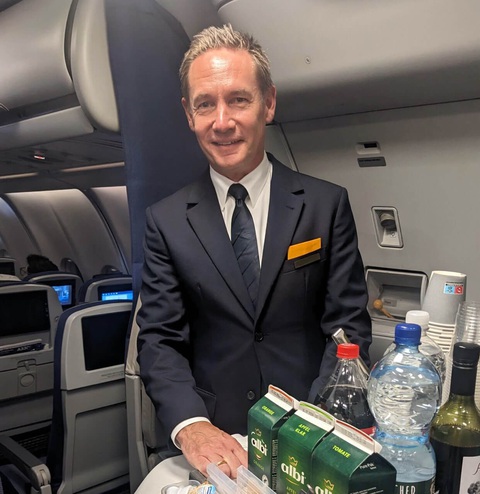 CEO Lufthansa thử thách bản thân với vai trò tiếp viên hàng không - Ảnh 1. CEO của Lufthansa bày tỏ sự trân trọng đến các thành viên phi hành đoàn của hãng sau những trải nghiệm ở vị trí của tiếp viên hàng không - Ảnh: Lufthansa